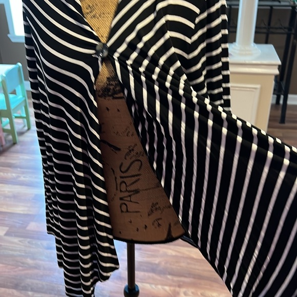 Size S black and white striped one button open front longsleeve top - Picture 3 of 5